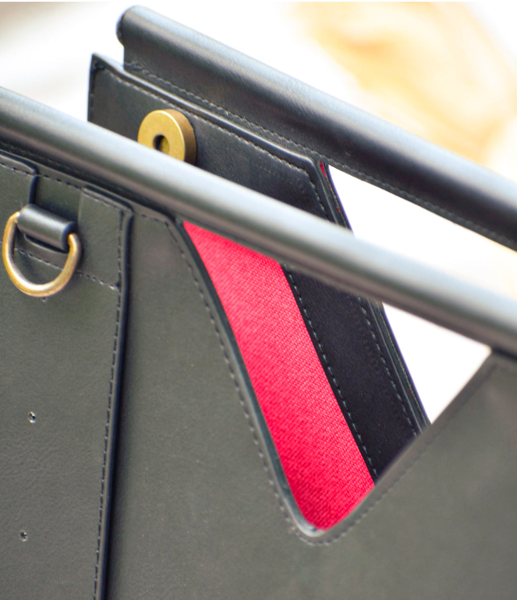 Siete Cincuenta y Uno. Diseño atemporal y elegante, creada para el uso diario. Su silueta estructurada y funcional la convierte en una pieza versátil que se adapta a distintos estilos y momentos. Negro Liso.