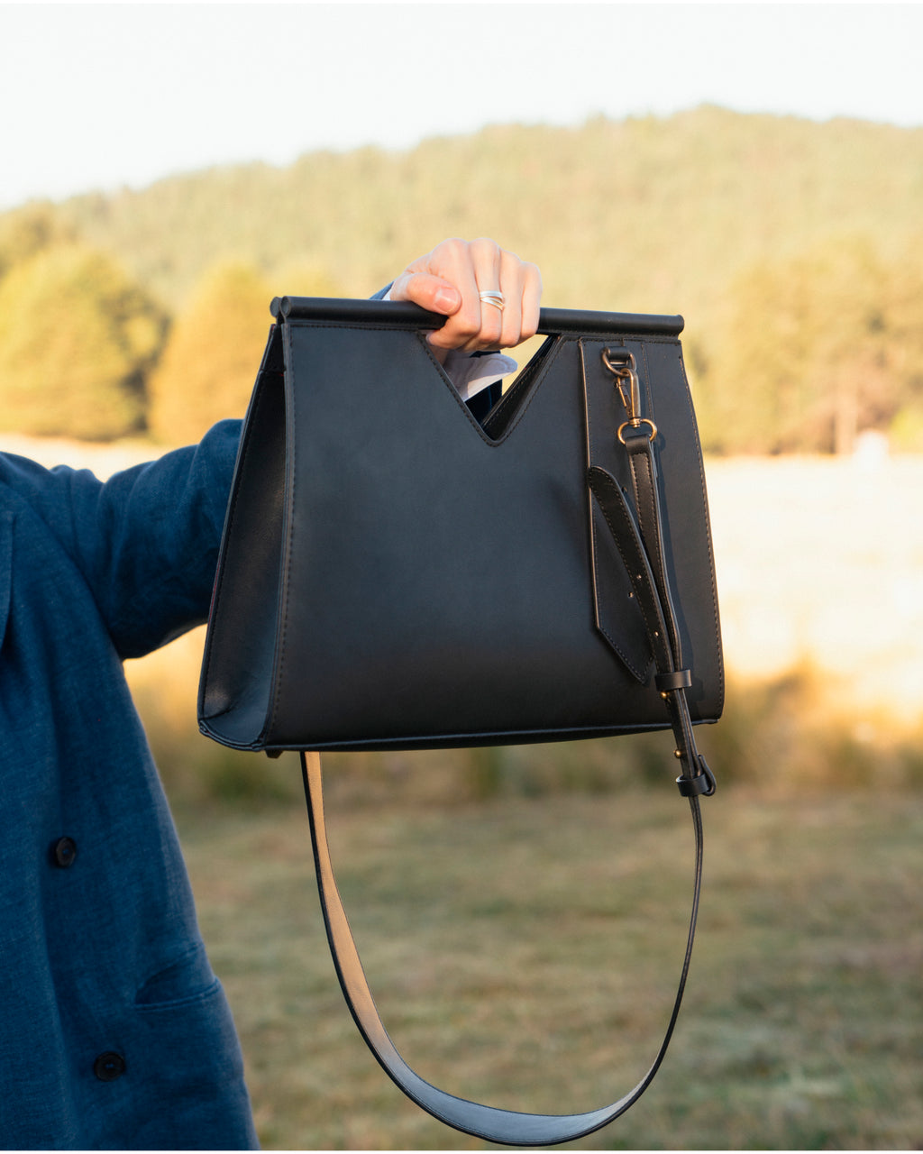 Siete Cincuenta y Uno. Diseño atemporal y elegante, creada para el uso diario. Su silueta estructurada y funcional la convierte en una pieza versátil que se adapta a distintos estilos y momentos. Negro Liso.