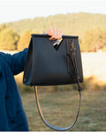 Siete Cincuenta y Uno. Diseño atemporal y elegante, creada para el uso diario. Su silueta estructurada y funcional la convierte en una pieza versátil que se adapta a distintos estilos y momentos. Negro Liso.