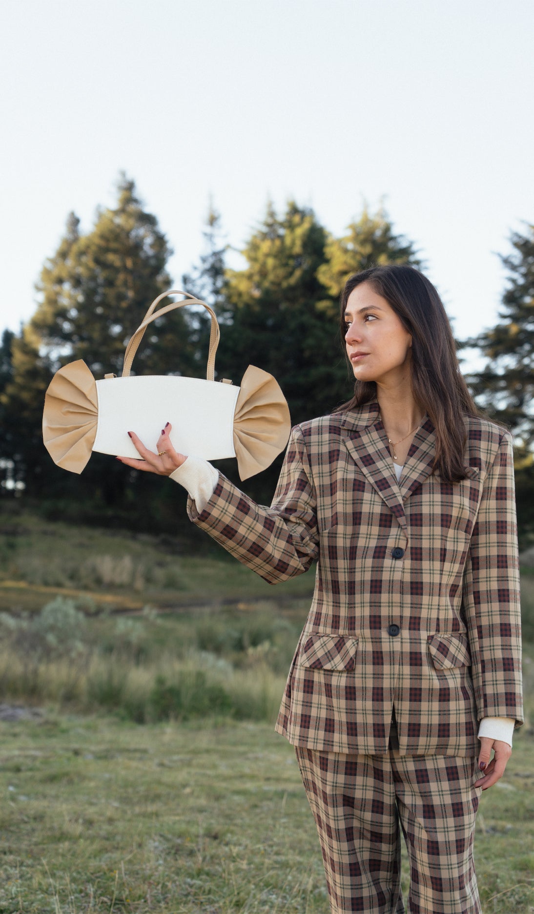 En De Madrugada creamos bolsos veganos y éticos que trascienden la moda convencional. 