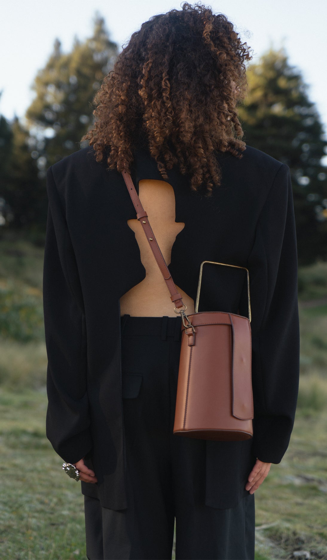 En De Madrugada creamos bolsos veganos y éticos que trascienden la moda convencional. 