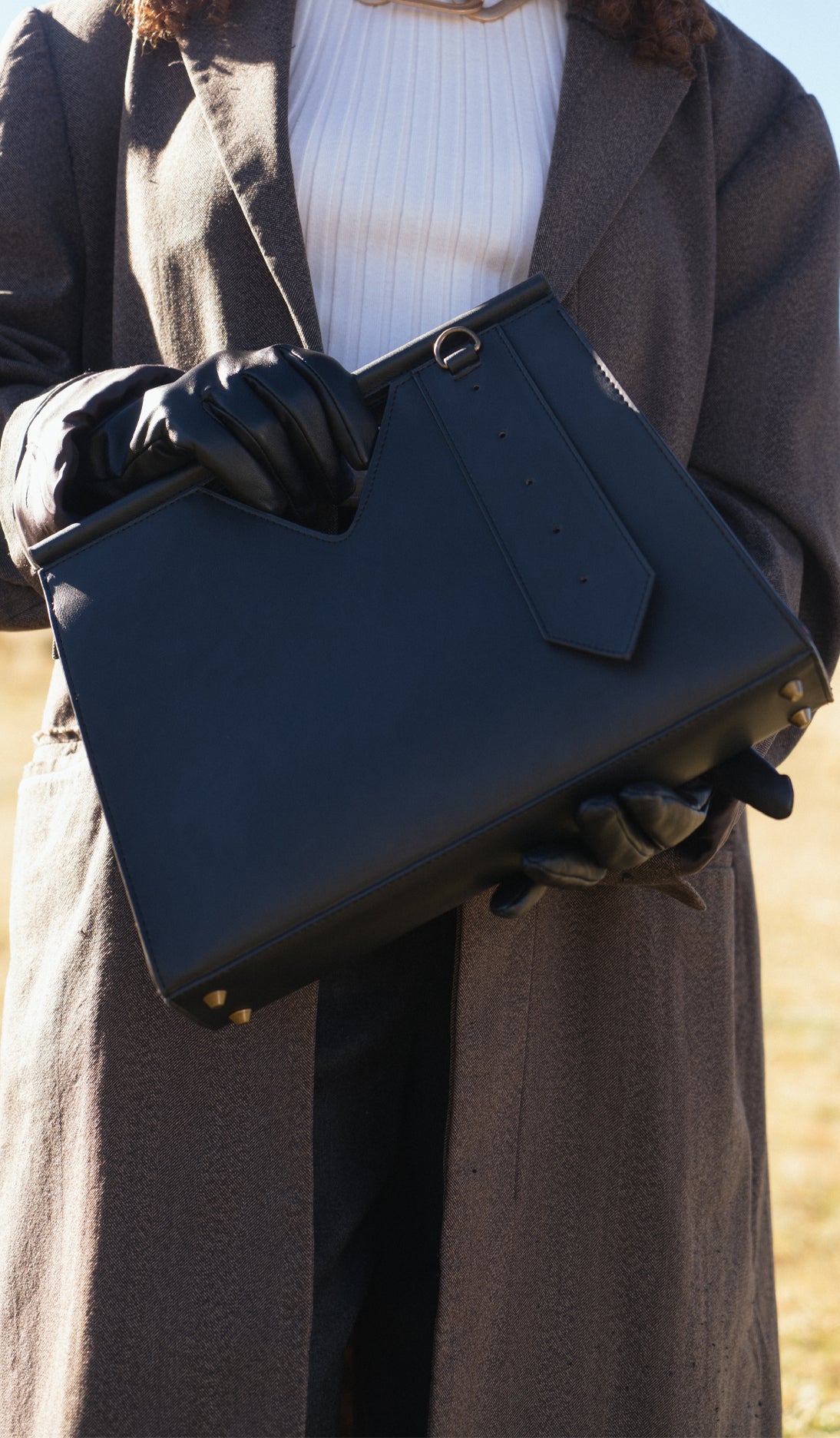 En De Madrugada creamos bolsos veganos y éticos que trascienden la moda convencional. 
