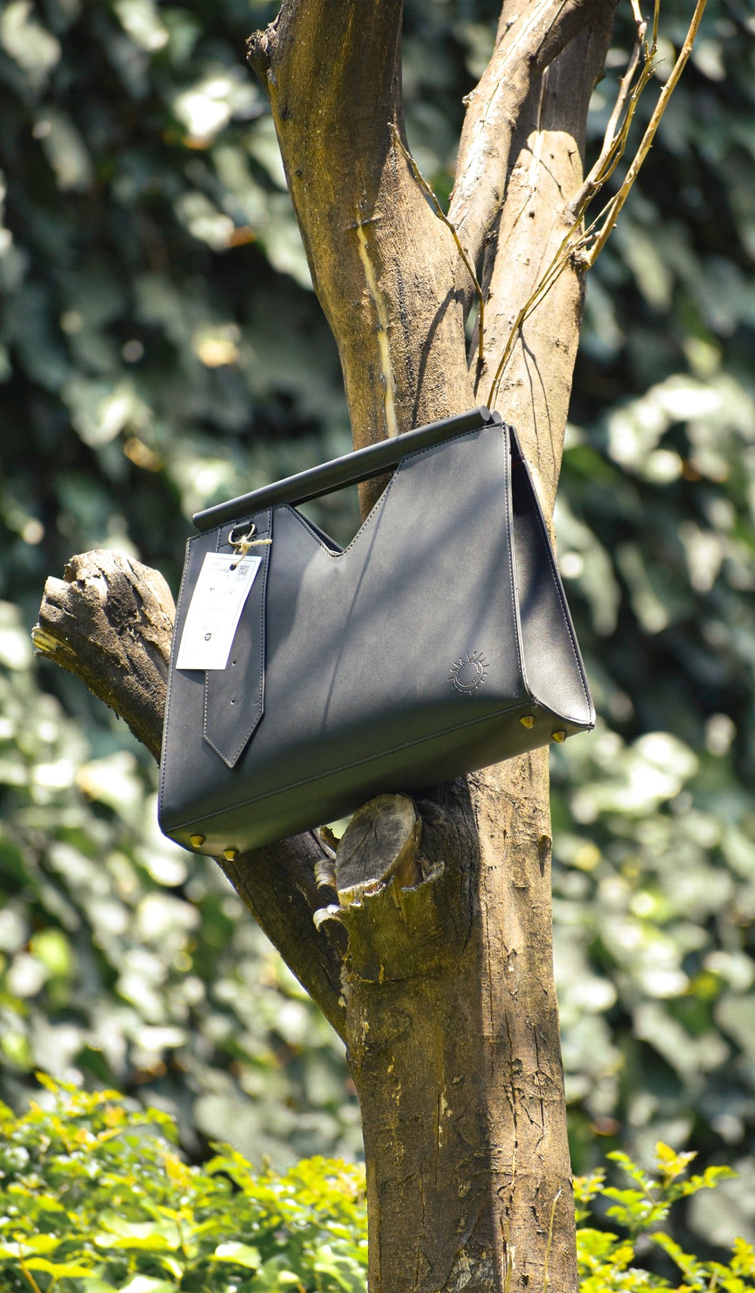 En De Madrugada creamos bolsos veganos y éticos que trascienden la moda convencional. 